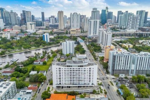 Снять в аренду квартиру в Майами, Флорида 2 спальни, 91.42м2, № 1889678 - фото 23