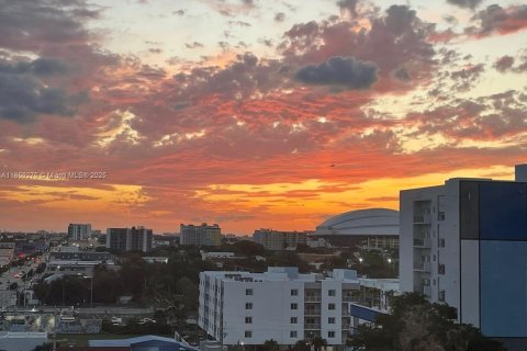 Снять в аренду квартиру в Майами, Флорида 2 спальни, 91.42м2, № 1889678 - фото 1