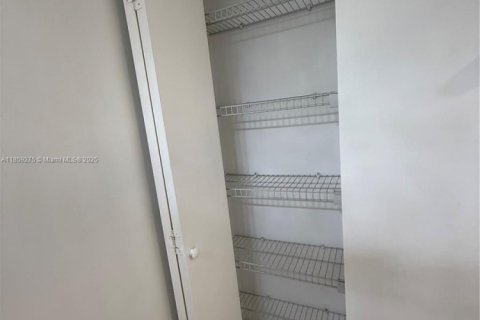 Снять в аренду квартиру в Майами, Флорида 2 спальни, 91.42м2, № 1889678 - фото 19