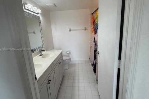 Снять в аренду квартиру в Майами, Флорида 2 спальни, 91.42м2, № 1889678 - фото 16