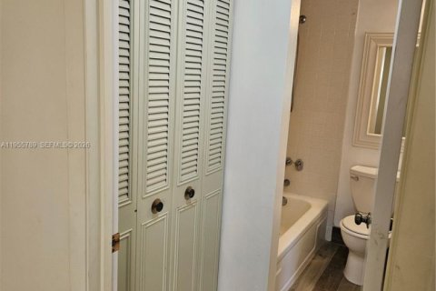 Condo in Greenacres, Florida, 2 bedrooms  № 2009819 - photo 16