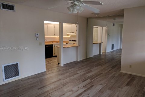 Condo in Greenacres, Florida, 2 bedrooms  № 2009819 - photo 7