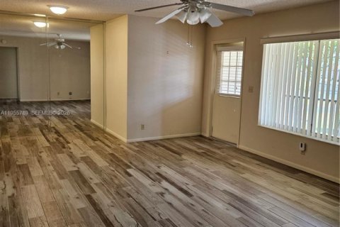 Condo in Greenacres, Florida, 2 bedrooms  № 2009819 - photo 5