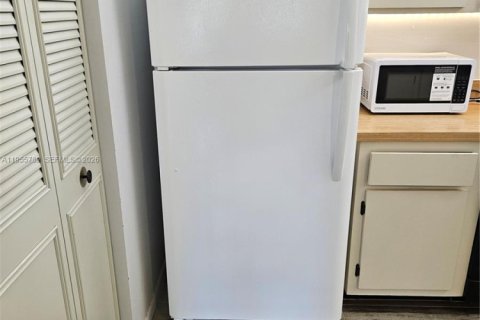 Condo in Greenacres, Florida, 2 bedrooms  № 2009819 - photo 11