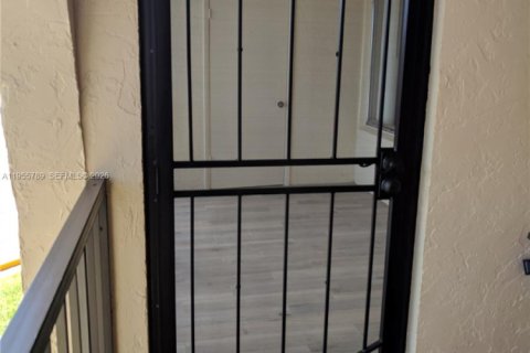 Condo in Greenacres, Florida, 2 bedrooms  № 2009819 - photo 14