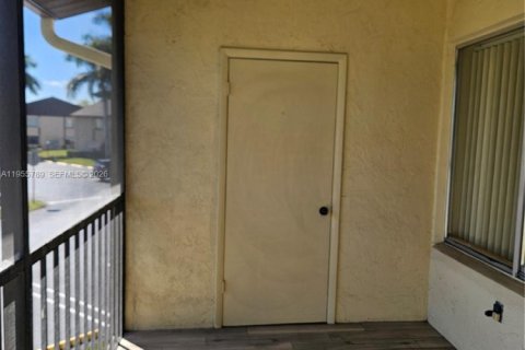 Condo in Greenacres, Florida, 2 bedrooms  № 2009819 - photo 17