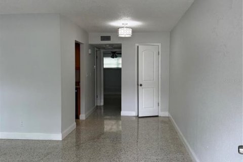 Снять в аренду квартиру в Сент-Питерсберг, Флорида 1 комната, 74.32м2, № 1900866 - фото 4
