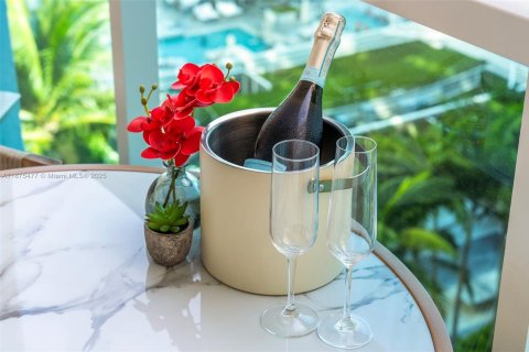 Condo in Miami Beach, Florida, 1 bedroom  № 2014875 - photo 9