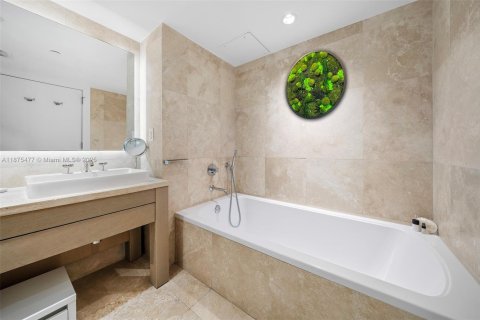 Condo in Miami Beach, Florida, 1 bedroom  № 2014875 - photo 21