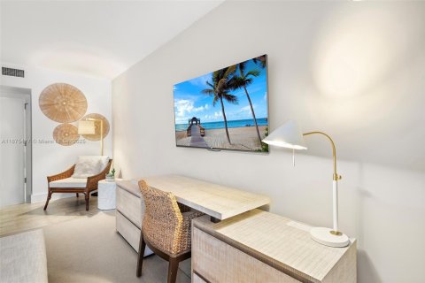 Condo in Miami Beach, Florida, 1 bedroom  № 2014875 - photo 14