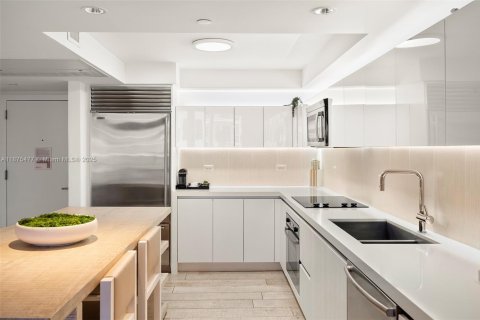 Condo in Miami Beach, Florida, 1 bedroom  № 2014875 - photo 10