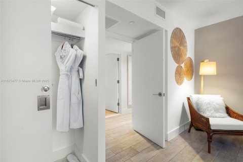 Condo in Miami Beach, Florida, 1 bedroom  № 2014875 - photo 17