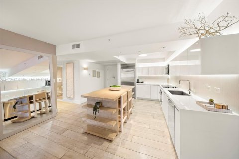 Condo in Miami Beach, Florida, 1 bedroom  № 2014875 - photo 2