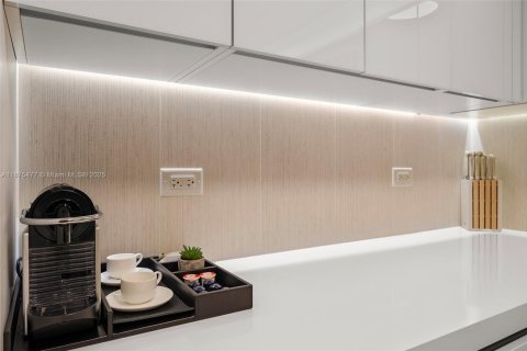Condo in Miami Beach, Florida, 1 bedroom  № 2014875 - photo 13
