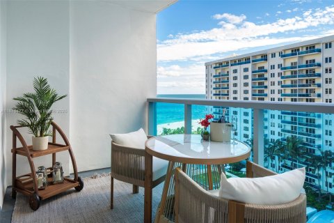 Condo in Miami Beach, Florida, 1 bedroom  № 2014875 - photo 4
