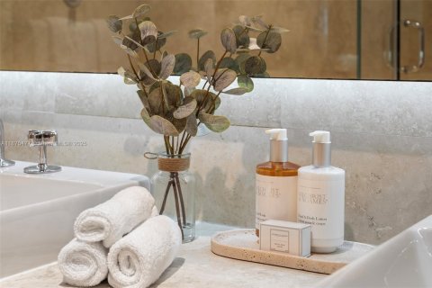 Condo in Miami Beach, Florida, 1 bedroom  № 2014875 - photo 20