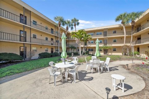 Condo in Largo, Florida, 1 bedroom № 2219027 - photo 23