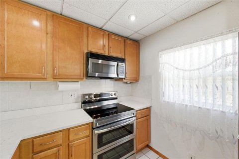 Condo in Largo, Florida, 1 bedroom № 2219027 - photo 14
