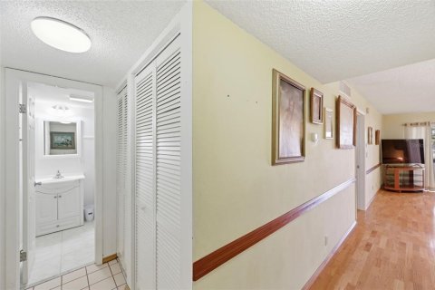 Condo in Largo, Florida, 1 bedroom № 2219027 - photo 16
