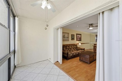Condo in Largo, Florida, 1 bedroom № 2219027 - photo 12