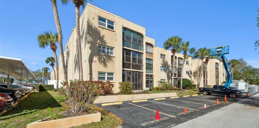 Condo in Largo, Florida, 1 bedroom № 2219027