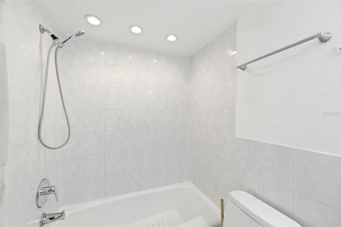 Condo in Largo, Florida, 1 bedroom № 2219027 - photo 21