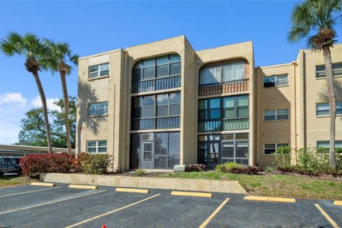 Condo in Largo, Florida, 1 bedroom № 2219027 - photo 5
