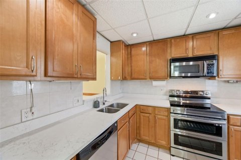 Condo in Largo, Florida, 1 bedroom № 2219027 - photo 13