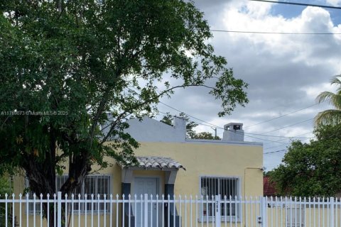 House in Miami, Florida 5 bedrooms, 155.33 sq.m. № 1863680 - photo 1