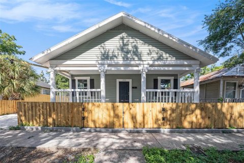 House in Tampa, Florida 5 bedrooms, 157.38 sq.m. № 2302438