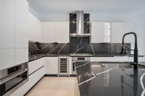 Townhouse in Miami, Florida 5 bedrooms, 557.6 sq.m. № 2026605 - photo 21