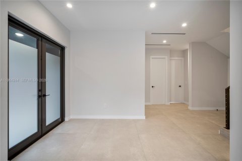 Townhouse in Miami, Florida 5 bedrooms, 557.6 sq.m. № 2026605 - photo 2