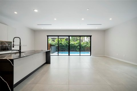 Townhouse in Miami, Florida 5 bedrooms, 557.6 sq.m. № 2026605 - photo 14