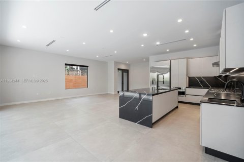 Townhouse in Miami, Florida 5 bedrooms, 557.6 sq.m. № 2026605 - photo 20