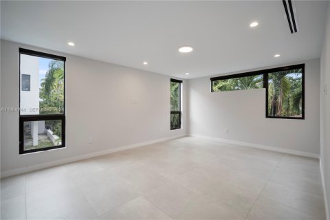 Townhouse in Miami, Florida 5 bedrooms, 557.6 sq.m. № 2026605 - photo 30