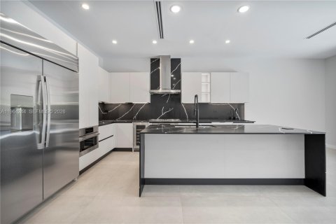 Townhouse in Miami, Florida 5 bedrooms, 557.6 sq.m. № 2026605 - photo 15