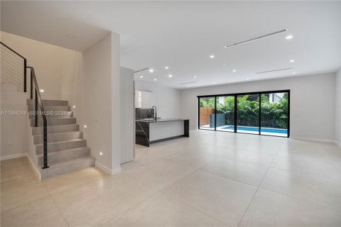 Townhouse in Miami, Florida 5 bedrooms, 557.6 sq.m. № 2026605 - photo 13