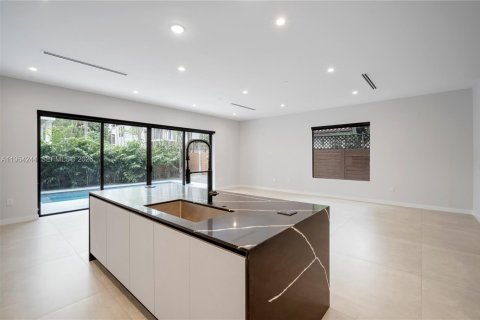 Townhouse in Miami, Florida 5 bedrooms, 557.6 sq.m. № 2026605 - photo 22