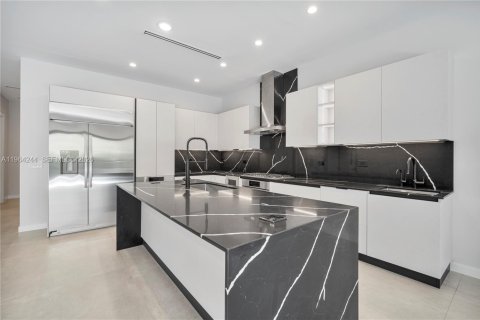 Townhouse in Miami, Florida 5 bedrooms, 557.6 sq.m. № 2026605 - photo 19