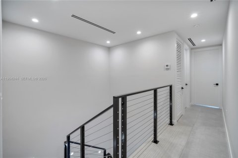 Townhouse in Miami, Florida 5 bedrooms, 557.6 sq.m. № 2026605 - photo 27