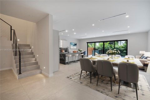 Townhouse in Miami, Florida 5 bedrooms, 557.6 sq.m. № 2026605 - photo 3