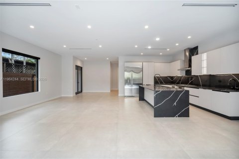 Townhouse in Miami, Florida 5 bedrooms, 557.6 sq.m. № 2026605 - photo 18