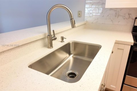 Condominio en alquiler en Miami, Florida, 2 dormitorios, 87.7 m2 № 2265272 - foto 6
