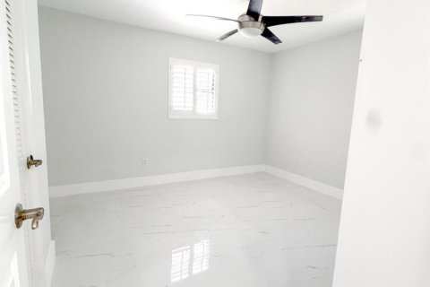 House in Lantana, Florida 3 bedrooms, 168.15 sq.m. № 2405822 - photo 12