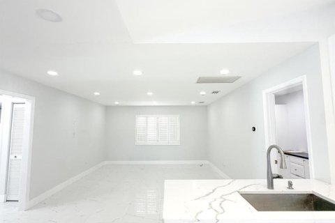 House in Lantana, Florida 3 bedrooms, 168.15 sq.m. № 2405822 - photo 18