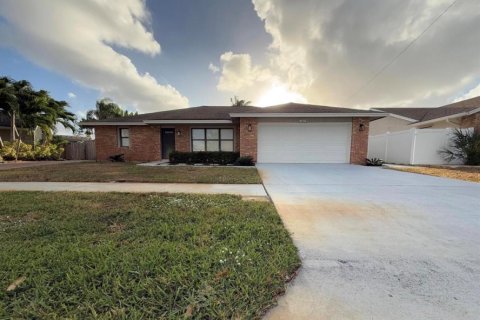 House in Lantana, Florida 3 bedrooms, 168.15 sq.m. № 2405822