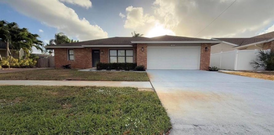 House in Lantana, Florida 3 bedrooms, 168.15 sq.m. № 2405822