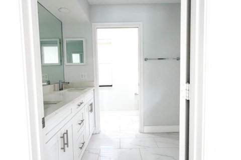 House in Lantana, Florida 3 bedrooms, 168.15 sq.m. № 2405822 - photo 23