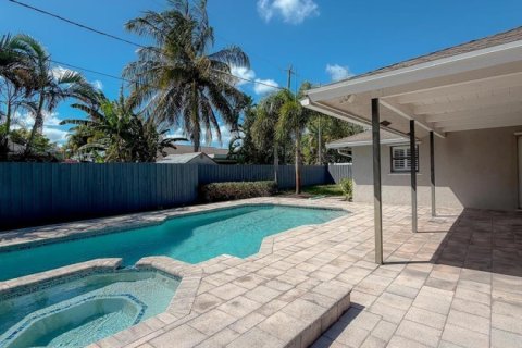 House in Lantana, Florida 3 bedrooms, 168.15 sq.m. № 2405822 - photo 6