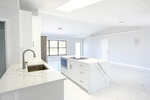 House in Lantana, Florida 3 bedrooms, 168.15 sq.m. № 2405822 - photo 10
